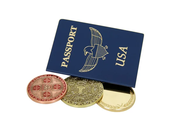 Pasaporte y monedas — Foto de Stock