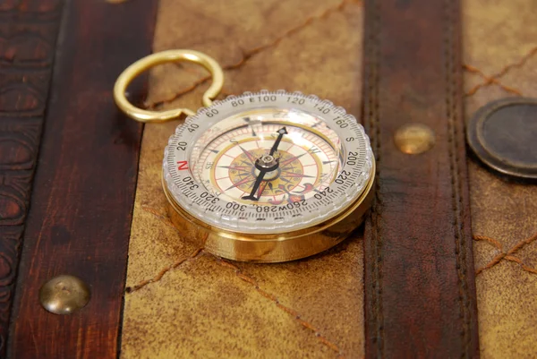Kompass på läderfodral — Stockfoto