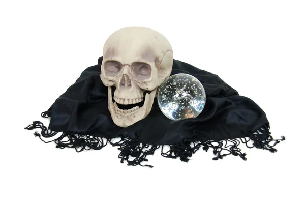 Kristallen bol en schedel op sjaal — Stockfoto