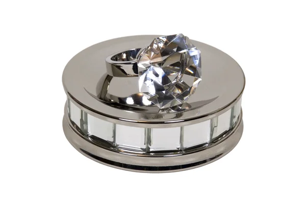 Обручальное кольцо на зеркальной плите — стоковое фото