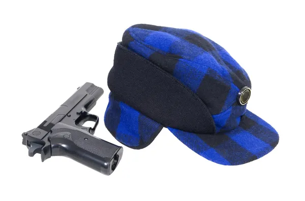 Kapelusz niebieski plaid myśliwych i pistolet — Zdjęcie stockowe