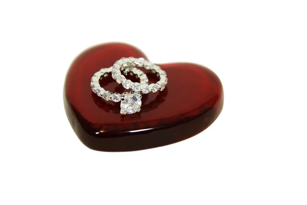 Алмазное обручальное кольцо на сердце — стоковое фото