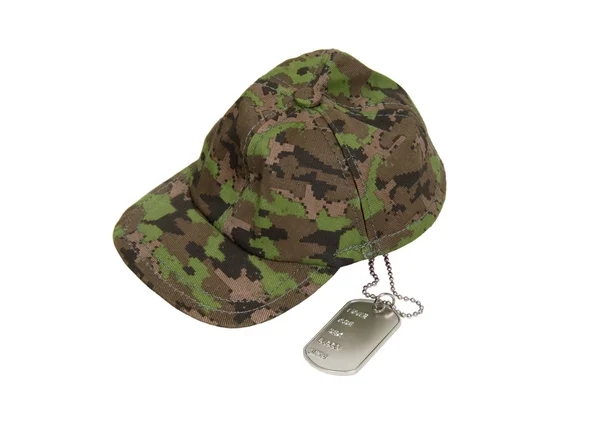 Жетоны и военная шапочка — стоковое фото