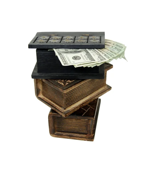 Empilhamento de dinheiro em livros de madeira — Fotografia de Stock
