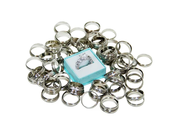 Выбирать идеальное обручальное кольцо — стоковое фото