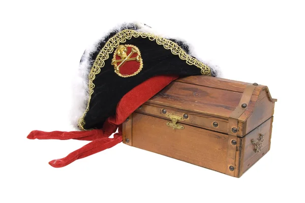 Chapéu pirata e baú do tesouro — Fotografia de Stock