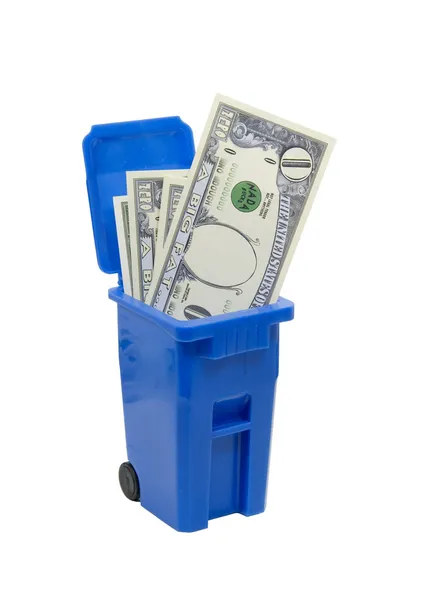 Корзина для мусора полна денег — стоковое фото