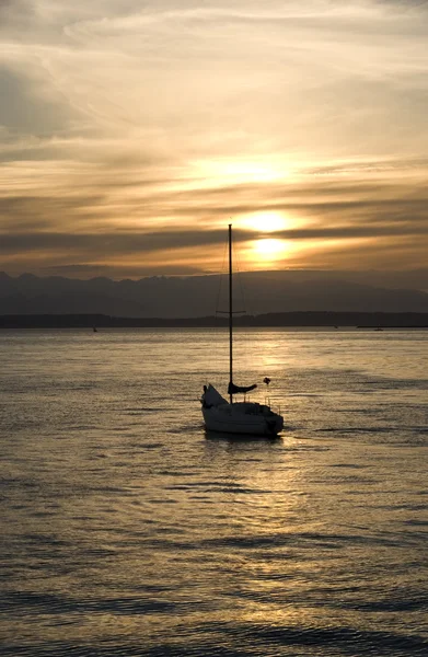 Günbatımına yelken açmak — Stok fotoğraf