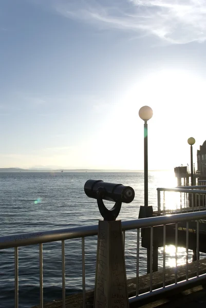 Télescope avec vue sur l'eau — Photo