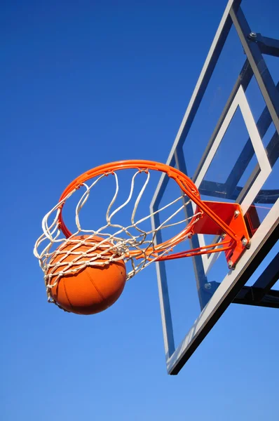 Basketbal geschoten door middel van net van vallen — Stockfoto