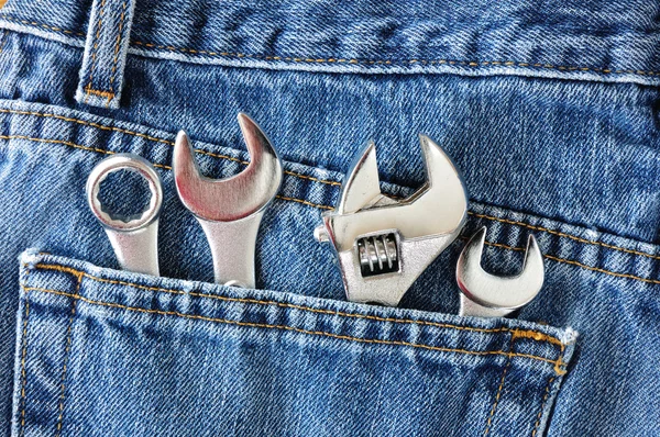 Чотири ключі в сині джинси-кишенькові — стокове фото