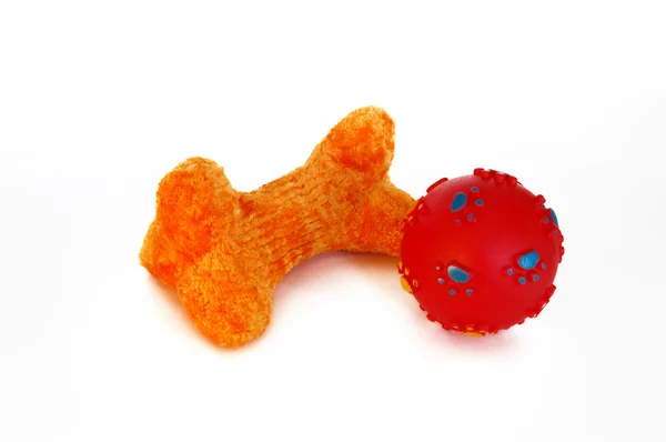 Orangefarbenes Hundeknochenspielzeug und roter Ball — Stockfoto
