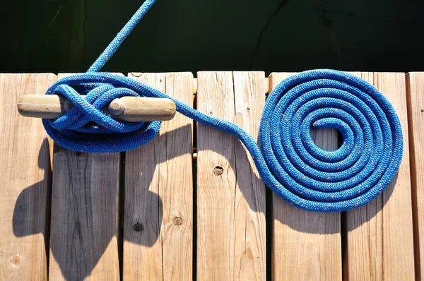 Corda azul enrolada e Cleat — Fotografia de Stock