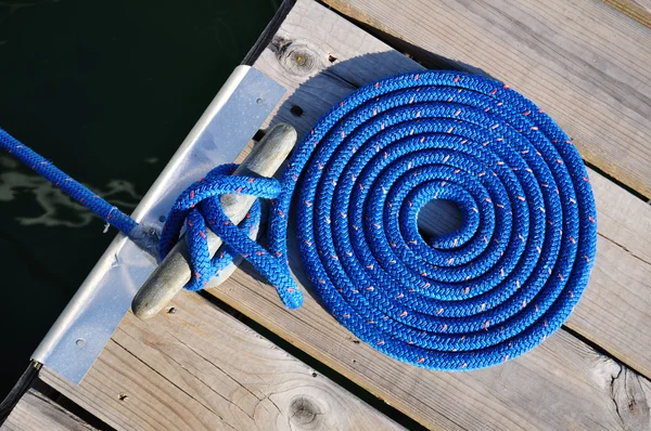 Corde bleue enroulée et taquet — Photo