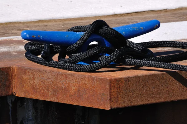 Corda preta e azul Cleat — Fotografia de Stock
