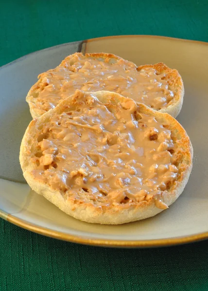 English Muffin with Peanut Butter — Stock Photo, Image