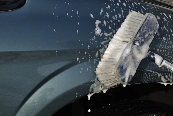 Lavagem de carro com escova de esfrega — Fotografia de Stock
