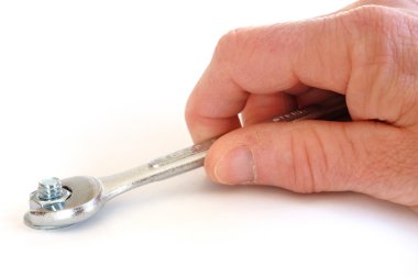 open-end anahtar ile bir somun sıkma