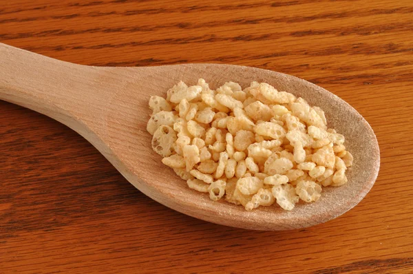 Τραγανό ρύζι δημητριακών σε ξύλινο κουτάλι — Φωτογραφία Αρχείου