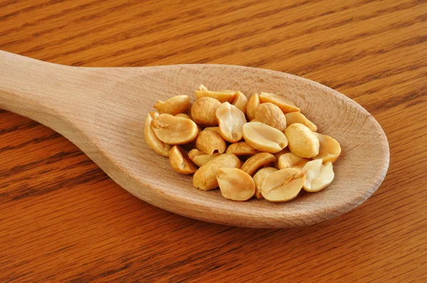 Erdnüsse auf Holzlöffel — Stockfoto