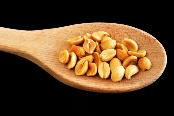 木のスプーンでピーナッツ — ストック写真