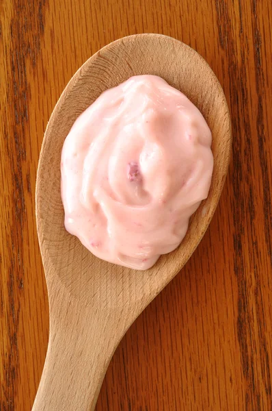 Strawberry yoghurt på en träslev — Stockfoto