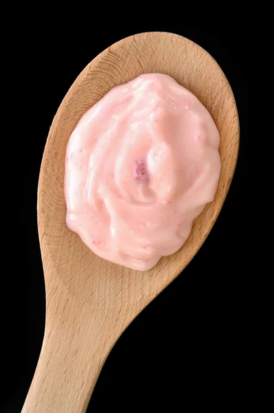 Strawberry yoghurt på en träslev — Stockfoto