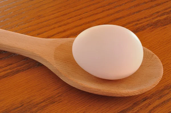 Αυγό σχετικά με ένα ξύλινο κουτάλι — Φωτογραφία Αρχείου