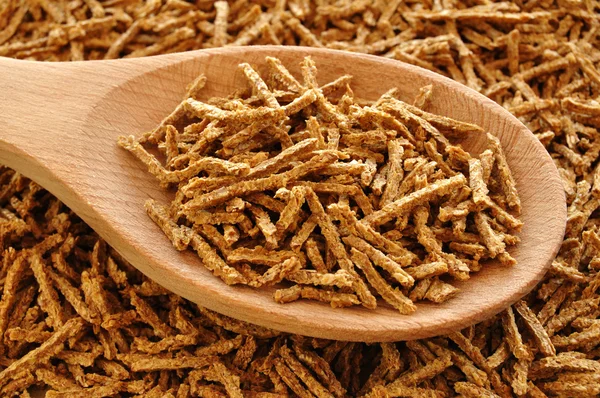 Crusca di grano Cereale su cucchiaio di legno — Foto Stock