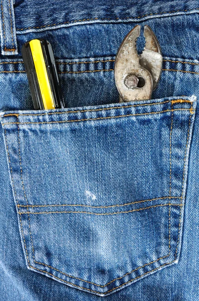 Chave de fenda e alicates em bolso Jeans — Fotografia de Stock