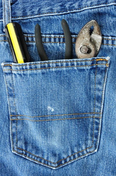 螺丝刀和钳子在牛仔裤的口袋里 — 图库照片