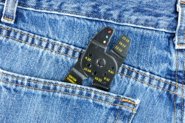 Wire strippa i blå jeans ficka — Stockfoto