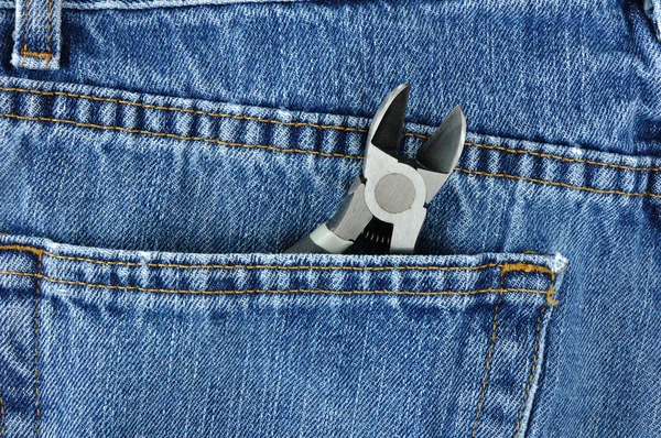 Seitenschneider in blauer Jeanstasche — Stockfoto