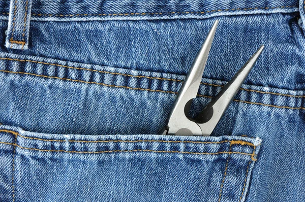 Nål-nosed tång i blå jeans ficka — Stockfoto