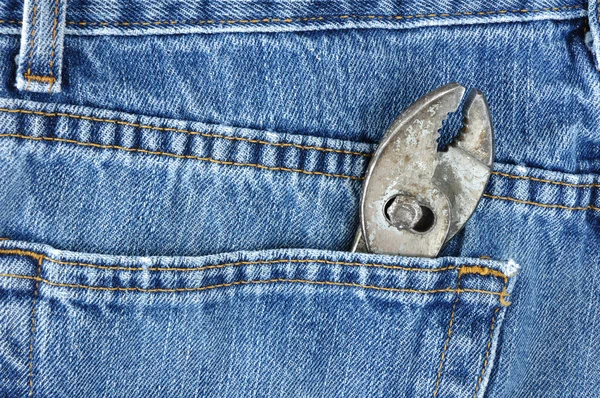 Tång i blå jeans ficka — Stockfoto
