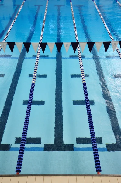 Kapalı Yüzme Havuzu şeritleri — Stok fotoğraf