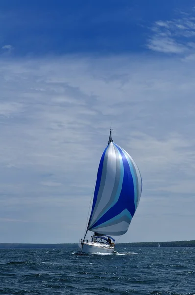 Barca a vela con vela blu Spinnaker — Foto Stock
