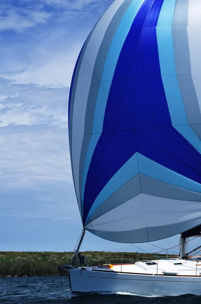 Mavi balon yelken yelkenli ile yelkenli — Stok fotoğraf