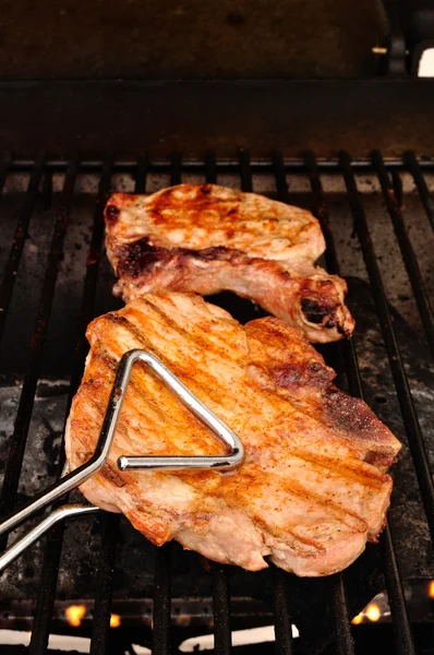 Ein Schweinekotelett auf dem Grill — Stockfoto
