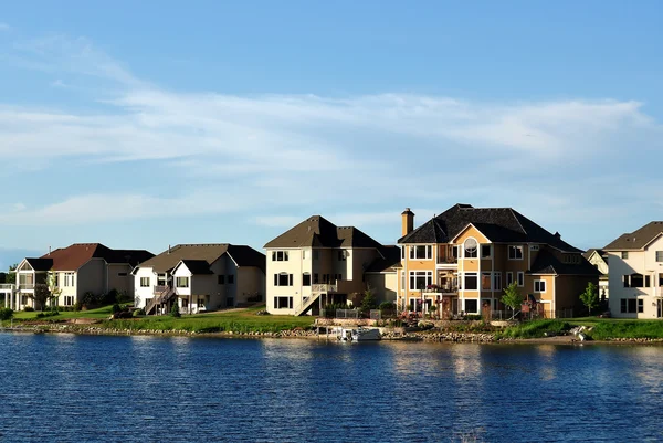 Příměstské výkonné domy na jezeře — Stock fotografie