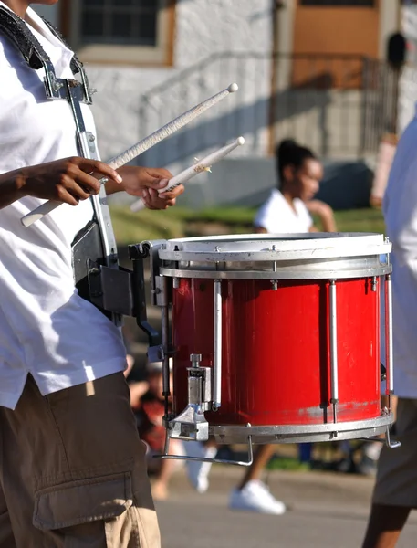 Барабанщик, играющий на красных барабанах — стоковое фото