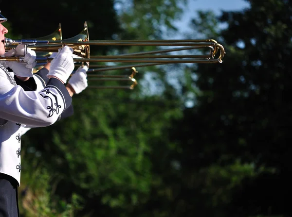 Band artiesten spelen trombones — Stockfoto