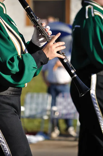 游行队伍中的执行者演奏单簧管 — 图库照片