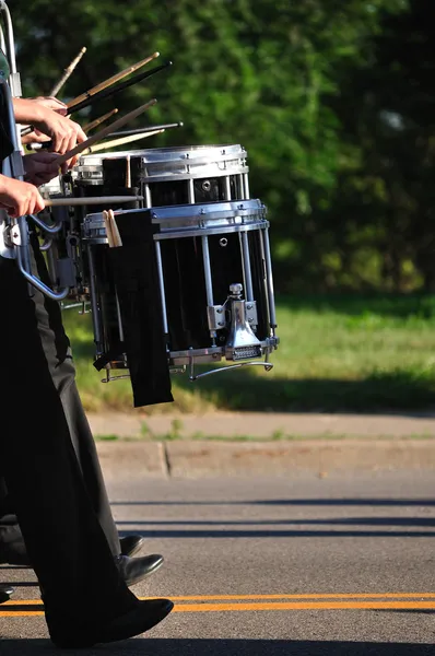 Барабанщики, играющие на барабанах в параде — стоковое фото