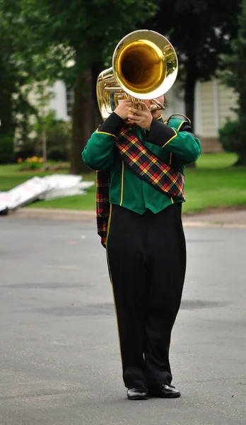Performer spelen marcherende tuba — Stockfoto