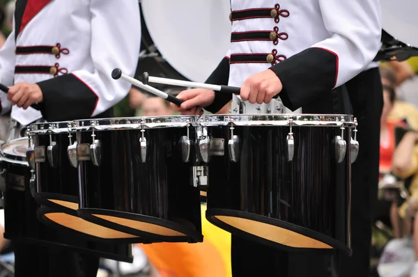 Trommler spielen Tenortrommeln in Parade — Stockfoto