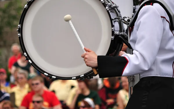 Drummer grote trom spelen in parade — Stockfoto