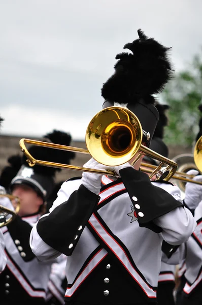 Marching band utförare spelar trombon — Stockfoto