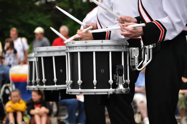 Барабанщики, играющие на барабанах в параде — стоковое фото