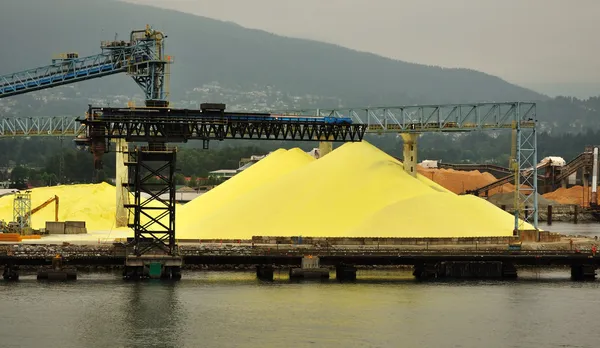 黄色硫对桩码头 — 图库照片